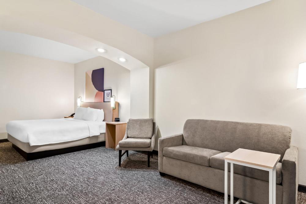 King Room with Sofa Bed - Non-Smoking interior